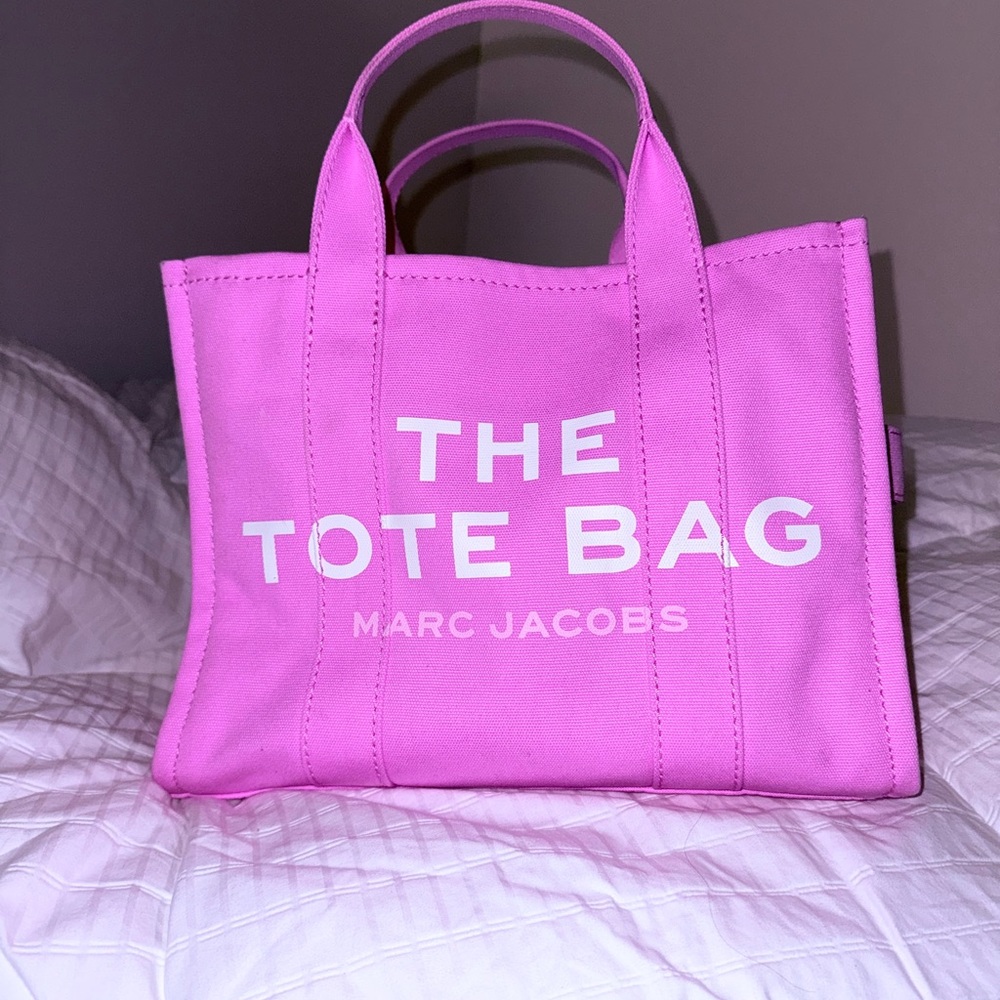 MARC JACOBS AUTHENTIC GUARANTEED. IN BRAN NEW CONDITION!!!